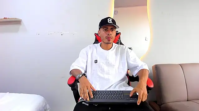 Snapshot of MatthewCullen chatting on December 14, 2025, 9:41 pm MatthewCullen online show from December 14, 2025, 9:41 pm