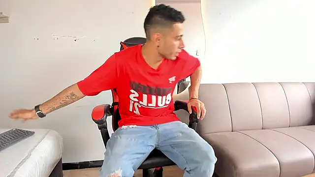 Snapshot of MatthewCullen chatting on December 15, 2025, 7:18 pm MatthewCullen online show from December 15, 2025, 7:18 pm