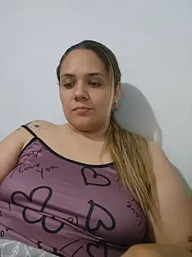 LoreinnFox online show from May 5, 2026, 3:25 am