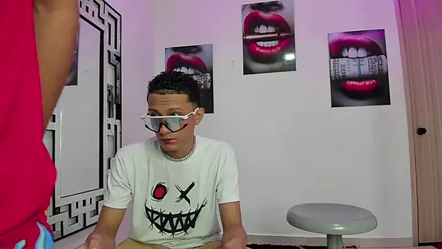 Snapshot of COUPLES_BOYS chatting on December 5, 2025, 6:11 am COUPLES BOYS online show from December 5, 2025, 6:11 am