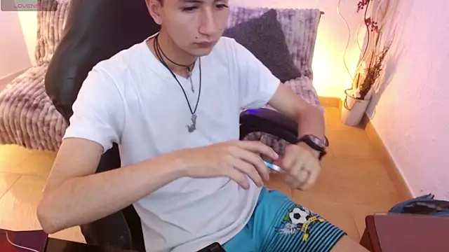 Snapshot of AngelRonson_ chatting on December 1, 2025, 9:53 pm AngelRonson online show from December 1, 2025, 9:53 pm