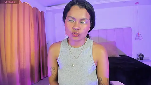 CloeEvans0 online show from December 4, 2025, 7:55 pm