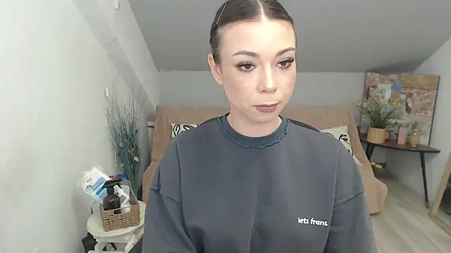 Snapshot of MayaWill chatting on December 3, 2025, 12:47 pm MayaWill online show from December 3, 2025, 12:47 pm