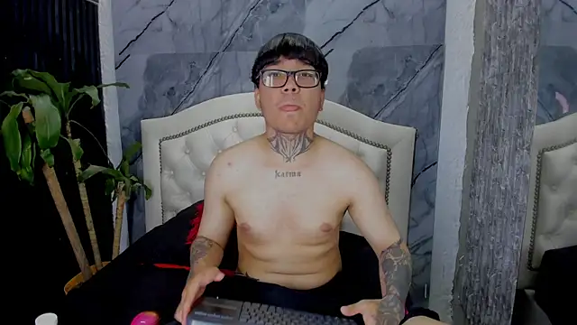 Snapshot of Noah_West18 chatting on December 2, 2025, 7:53 pm Noah West18 online show from December 2, 2025, 7:53 pm