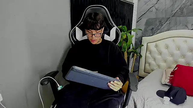 Snapshot of Noah_West18 chatting on December 13, 2025, 8:04 pm Noah West18 online show from December 13, 2025, 8:04 pm