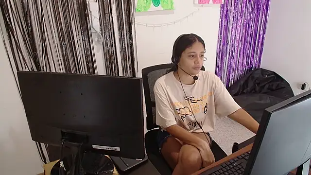 Snapshot of Aria-sexxx chatting on December 4, 2025, 4:27 pm Aria-sexxx online show from December 4, 2025, 4:27 pm