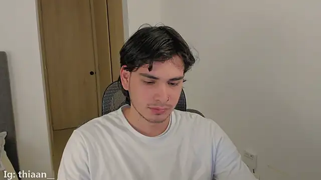 Snapshot of thiaann chatting on December 5, 2025, 2:42 am thiaann online show from December 5, 2025, 2:42 am