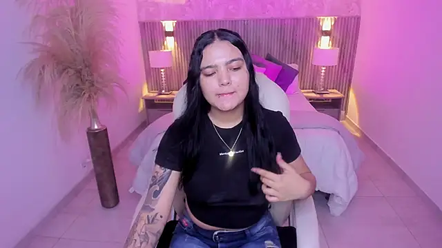 Snapshot of Allyson_brown_ chatting on December 15, 2025, 8:02 pm Allyson brown online show from December 15, 2025, 8:02 pm