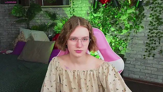 Mia Mooore online show from February 15, 2026, 1:31 pm