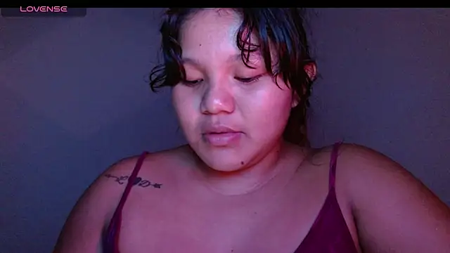 Snapshot of Yourgirl-thaly20 chatting on December 1, 2025, 6:29 am Yourgirl-thaly20 online show from December 1, 2025, 6:29 am