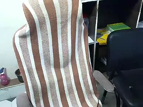 Snapshot of TwinklyBasket897 chatting on December 3, 2025, 3:21 pm TwinklyBasket897 online show from December 3, 2025, 3:21 pm