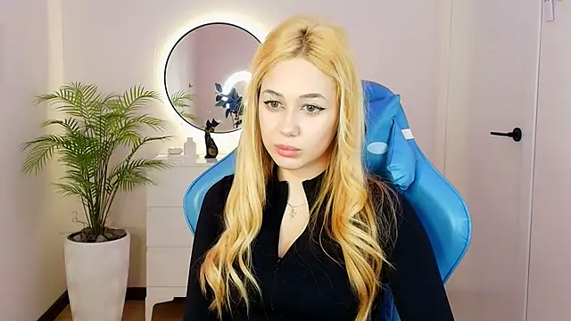 Snapshot of _K1sa_ chatting on December 2, 2025, 8:30 am K1sa online show from December 2, 2025, 8:30 am