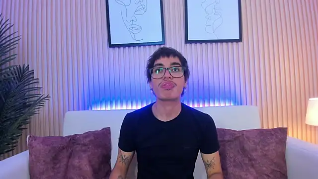 Snapshot of Antonio_rowan chatting on December 2, 2025, 6:47 pm Antonio rowan online show from December 2, 2025, 6:47 pm