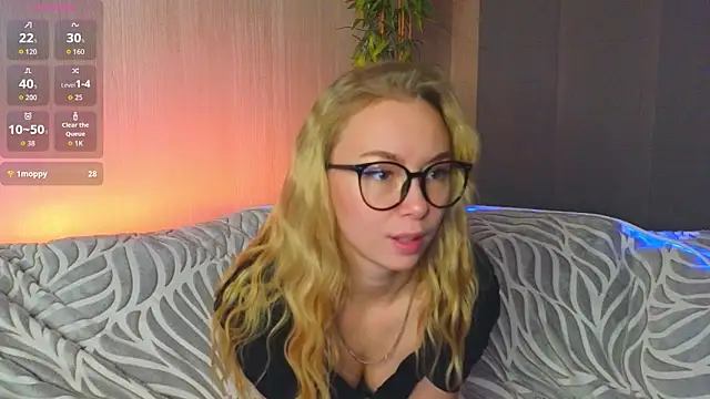 Snapshot of lunaaure chatting on December 16, 2025, 4:23 pm lunaaure online show from December 16, 2025, 4:23 pm