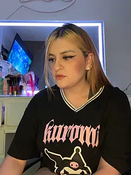 Snapshot of kira_velour chatting on December 16, 2025, 12:26 am kira velour online show from December 16, 2025, 12:26 am