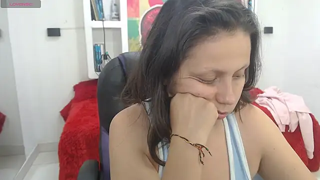 Snapshot of kati_momy chatting on December 15, 2025, 3:33 am kati momy online show from December 15, 2025, 3:33 am