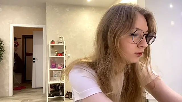 Snapshot of MargyDejong chatting on December 16, 2025, 2:11 pm MargyDejong online show from December 16, 2025, 2:11 pm