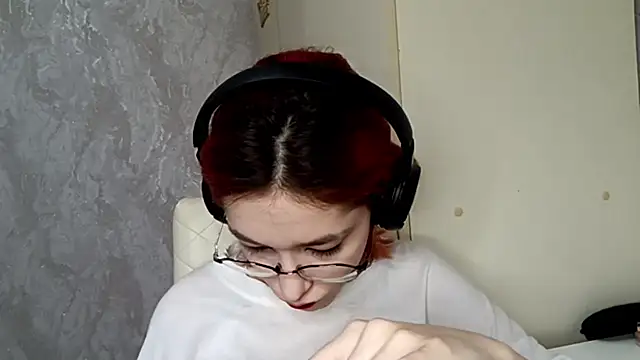 Snapshot of LinaWatter chatting on December 4, 2025, 11:52 am LinaWatter online show from December 4, 2025, 11:52 am