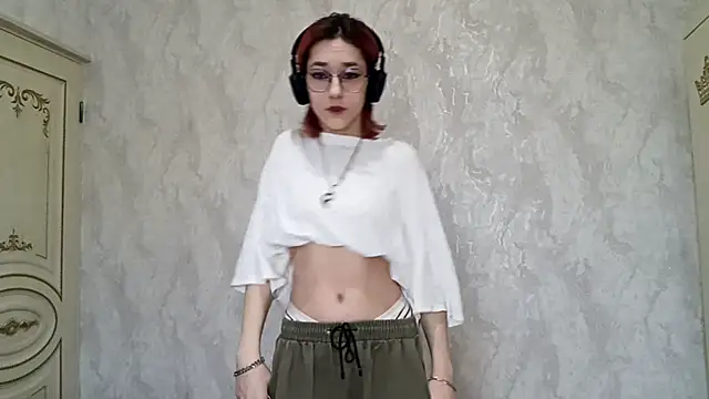 Snapshot of LinaWatter chatting on December 5, 2025, 11:30 am LinaWatter online show from December 5, 2025, 11:30 am