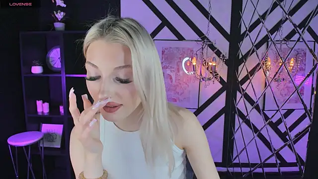 Snapshot of Anora_Less chatting on December 4, 2025, 12:25 pm Anora Less online show from December 4, 2025, 12:25 pm