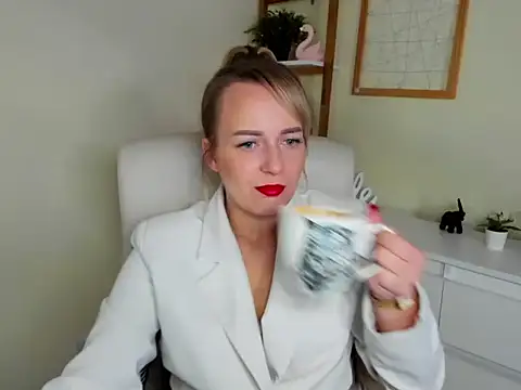 Snapshot of Karenblond chatting on December 3, 2025, 6:21 am Karenblond online show from December 3, 2025, 6:21 am