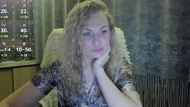 Snapshot of LanaLight_x chatting on December 15, 2025, 2:21 pm LanaLight x online show from December 15, 2025, 2:21 pm