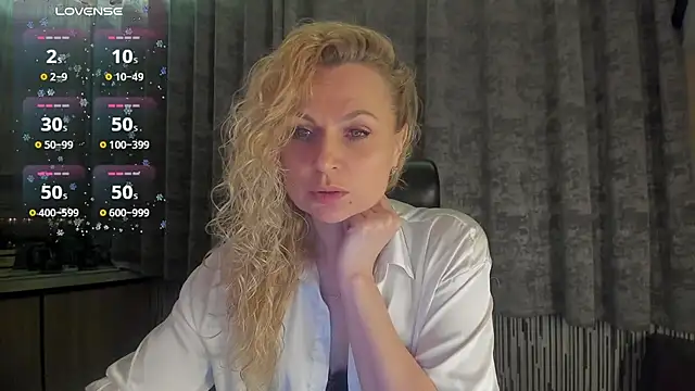 LanaLight x online show from April 15, 2026, 8:31 pm