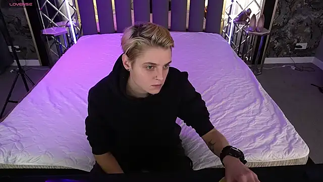 Snapshot of RoxyFlamee chatting on December 4, 2025, 1:53 pm RoxyFlamee online show from December 4, 2025, 1:53 pm