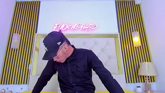 Snapshot of SteelAdonis_ chatting on December 15, 2025, 6:17 am SteelAdonis online show from December 15, 2025, 6:17 am