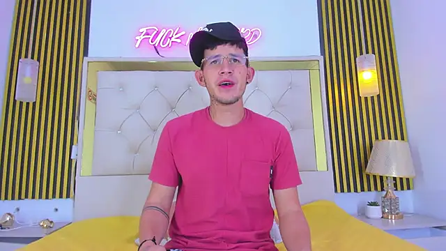 Snapshot of SteelAdonis_ chatting on December 16, 2025, 6:07 am SteelAdonis online show from December 16, 2025, 6:07 am