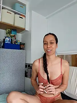 Snapshot of Maeveleigh_xo chatting on December 16, 2025, 9:09 pm Maeveleigh xo online show from December 16, 2025, 9:09 pm