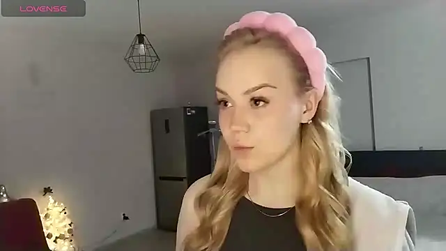 LunaPeony online show from December 19, 2025, 9:11 pm