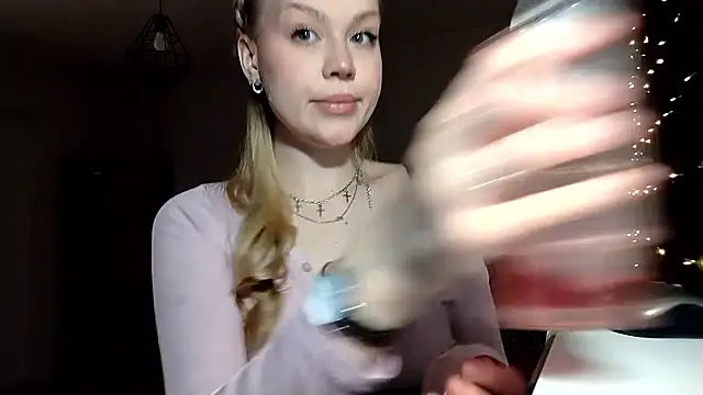 LunaPeony online show from April 7, 2026, 6:30 pm