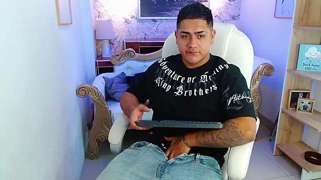 Snapshot of aroon_12 chatting on December 3, 2025, 11:19 am aroon 12 online show from December 3, 2025, 11:19 am