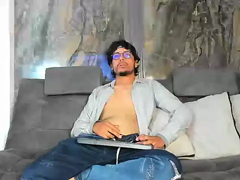 Snapshot of EnzoDarkwood chatting on December 4, 2025, 1:42 pm EnzoDarkwood online show from December 4, 2025, 1:42 pm