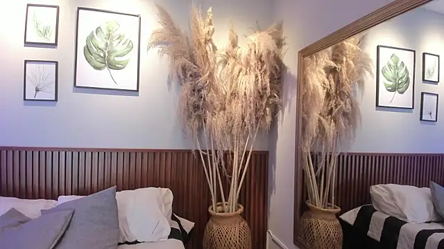 Snapshot of MIAROGGERSS chatting on December 14, 2025, 3:34 am MIAROGGERSS online show from December 14, 2025, 3:34 am