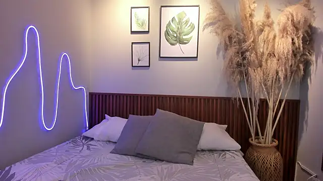 Snapshot of MIAROGGERSS chatting on December 16, 2025, 3:11 am MIAROGGERSS online show from December 16, 2025, 3:11 am