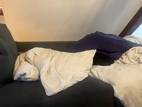 Snapshot of CBT-Sounding chatting on December 4, 2025, 12:03 pm CBT-Sounding online show from December 4, 2025, 12:03 pm