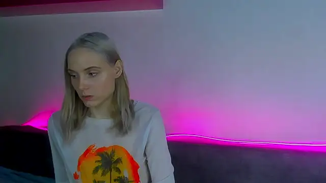 Snapshot of Gina_Gina_love chatting on December 5, 2025, 8:12 am Gina Gina love online show from December 5, 2025, 8:12 am