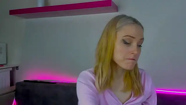 Snapshot of Gina_Gina_love chatting on December 19, 2025, 11:06 am Gina Gina love online show from December 19, 2025, 11:06 am