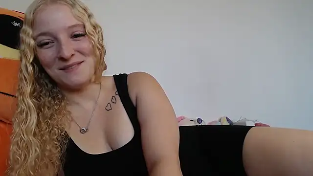 Snapshot of Sophie_cute06 chatting on December 15, 2025, 10:08 am Sophie cute06 online show from December 15, 2025, 10:08 am