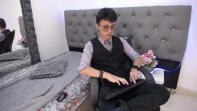 Snapshot of Jules_Silver02 chatting on December 4, 2025, 9:12 pm Jules Silver02 online show from December 4, 2025, 9:12 pm