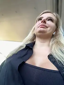 Snapshot of Betsy chatting on January 2, 2025, 8:06 am Betsy online show from January 2, 2025, 8:06 am