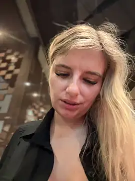 Snapshot of Betsy chatting on January 2, 2025, 11:09 am Betsy online show from January 2, 2025, 11:09 am