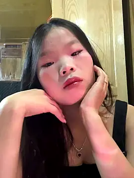 Snapshot of Heni-a chatting on December 5, 2025, 6:33 am Heni-a online show from December 5, 2025, 6:33 am