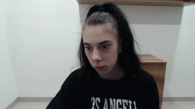 Lillia dark online show from December 5, 2025, 12:47 pm