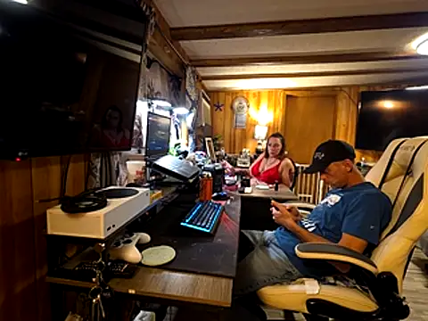 Snapshot of JavaAndBustyDiamond chatting on December 5, 2025, 1:36 am JavaAndBustyDiamond online show from December 5, 2025, 1:36 am