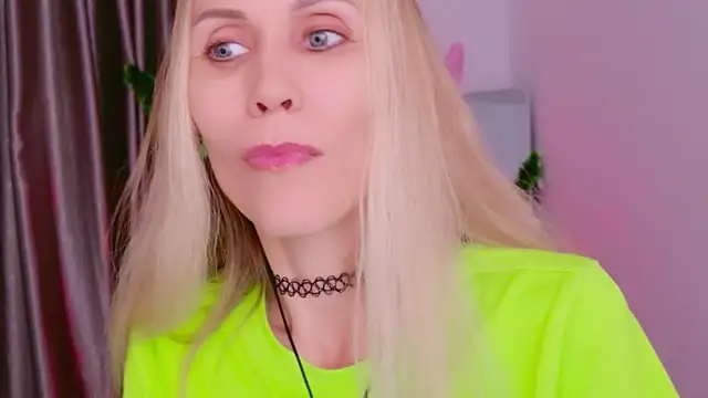 Snapshot of betty_xoxoo chatting on December 15, 2025, 8:40 am betty xoxoo online show from December 15, 2025, 8:40 am