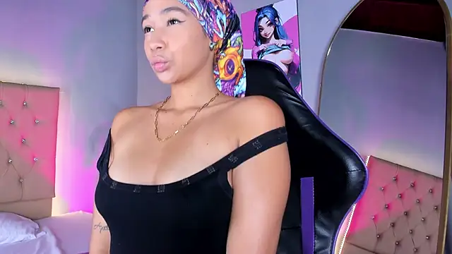 Snapshot of EmmaLawrence_ chatting on December 15, 2025, 8:13 pm EmmaLawrence online show from December 15, 2025, 8:13 pm