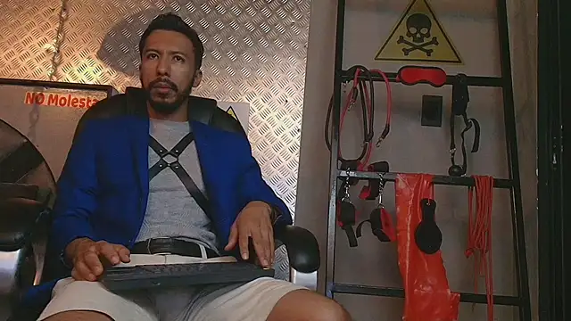 Snapshot of logan_mercer chatting on December 5, 2025, 3:37 am logan mercer online show from December 5, 2025, 3:37 am